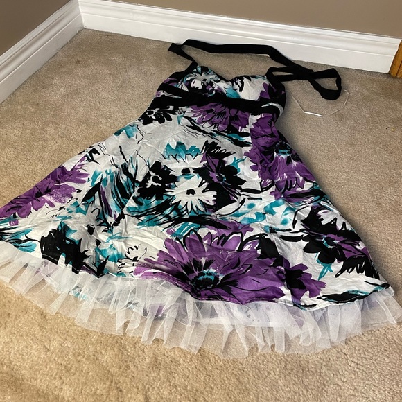 Floral Event Dress - Medium - Picture 2 of 4